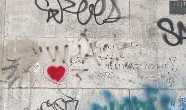 Muri, colonne, fontane: Bari invasa da cuori rossi. E' mistero sull'autore